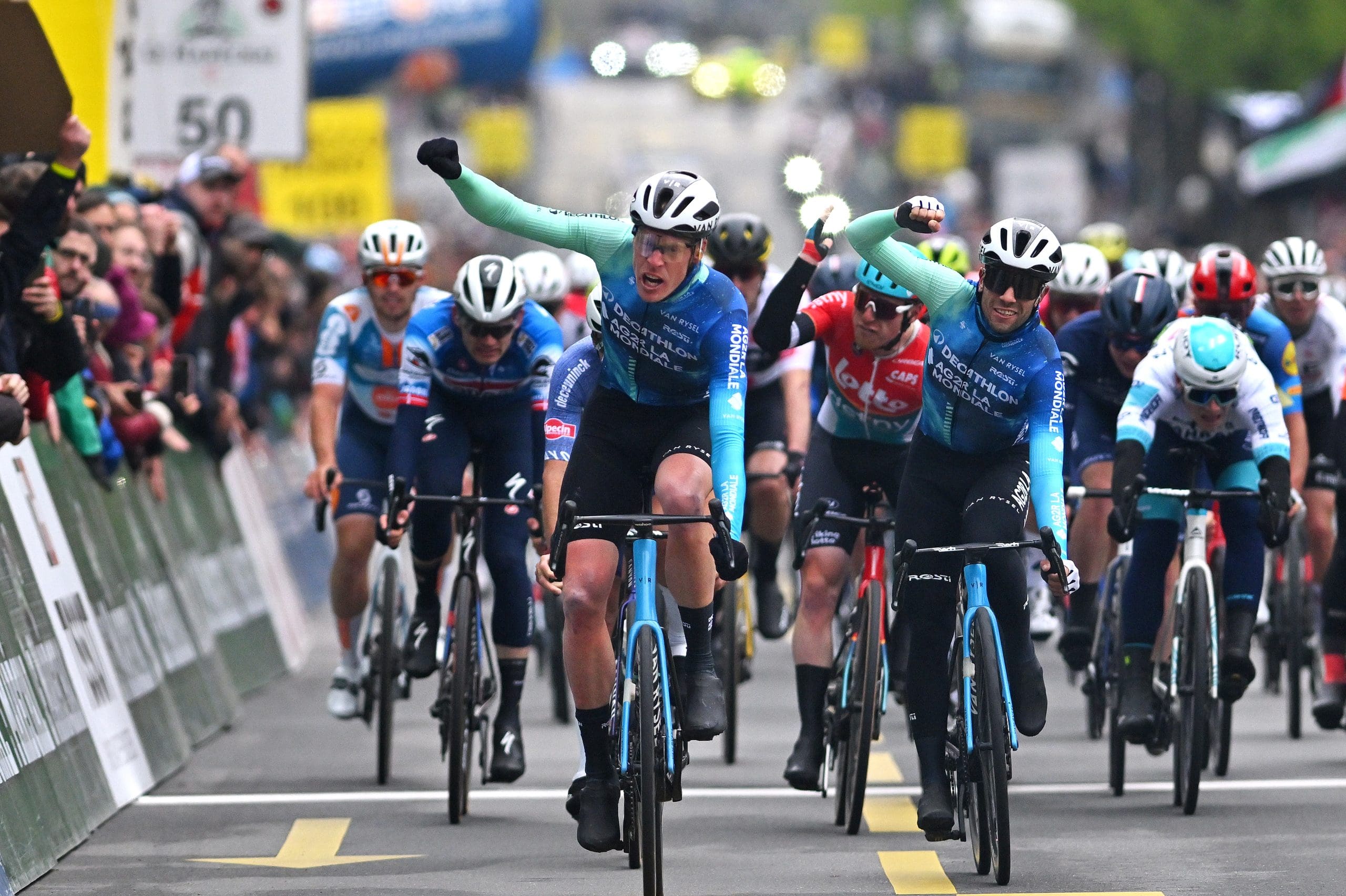 Coup double pour Dorian Godon, vainqueur de la 1re étape devant Andrea Vendrame, et nouveau leader du Tour de Romandie